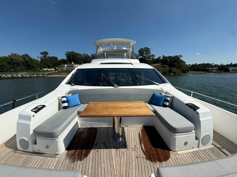 Bow lounge — Moonlight, Sunseeker 76