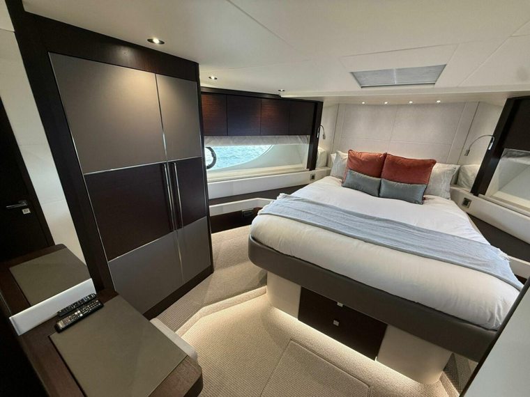 Forward VIP cabin — Moonlight, Sunseeker 76